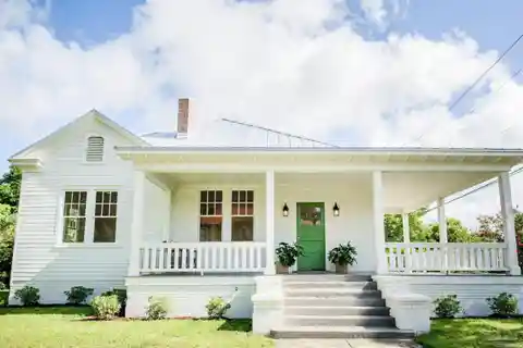 Seamless Fusion of Past and Present in East Hill Renovation