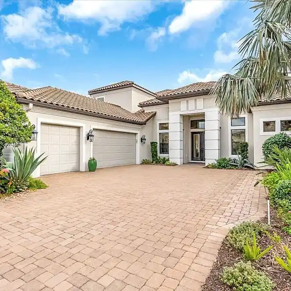 EXTRAORDINARY PROPERTY IN A PRIME LOCATION