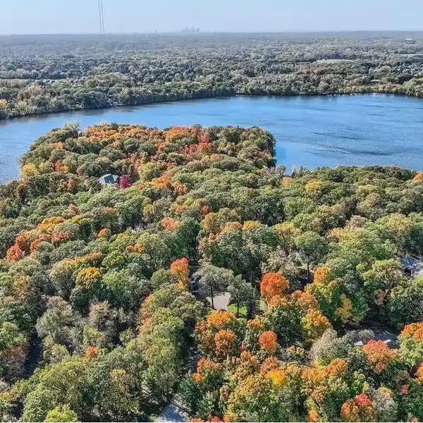 ESTATE-STYLE PROPERTY ON THE ISLAND OF PLEASANT LAKE