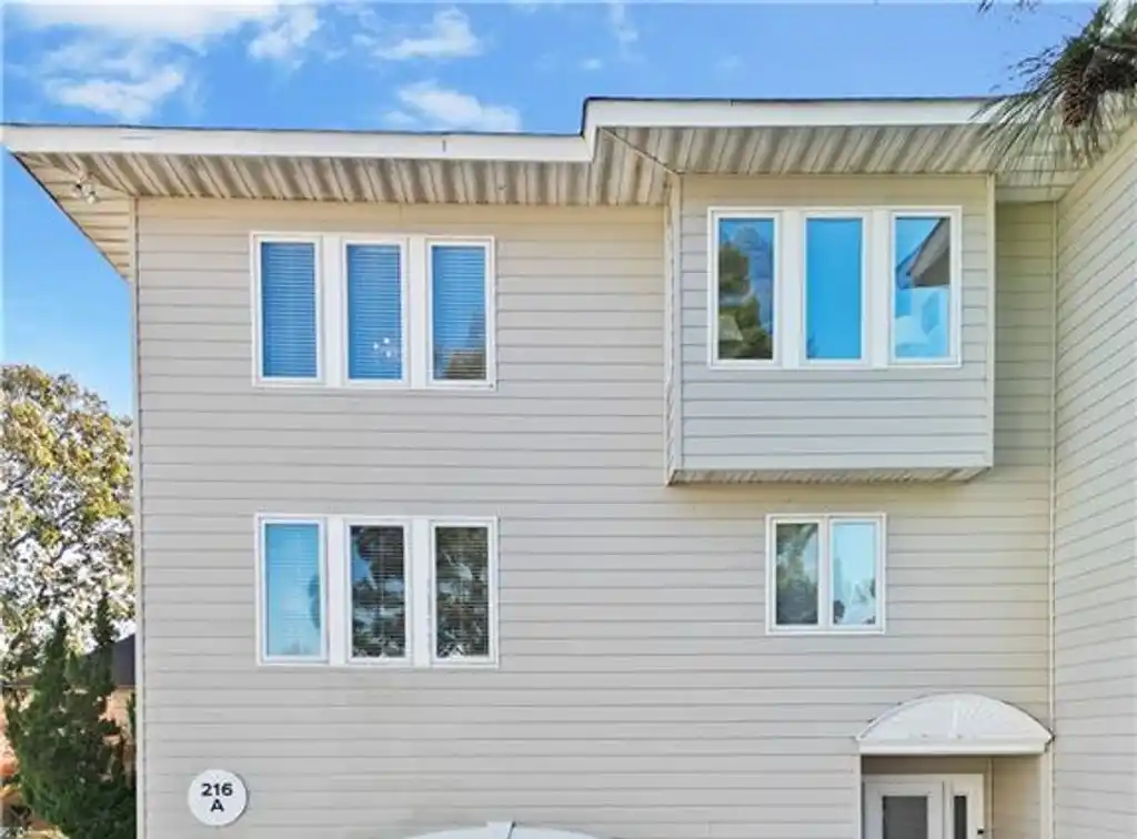 Bright and Open Home 1.5 Blocks to the Ocean