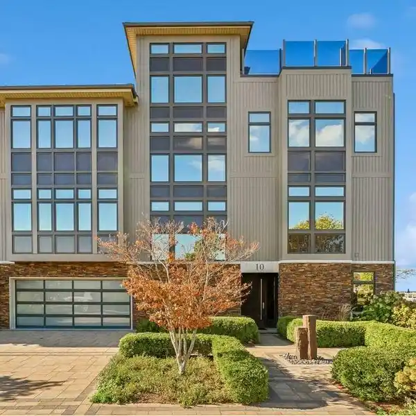 UNIQUE CONTEMPORARY MANSION ON AN EXCLUSIVE PENINSULA
