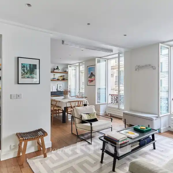 STYLISH DUPLEX WITH BRIGHT OPEN-PLAN LIVING