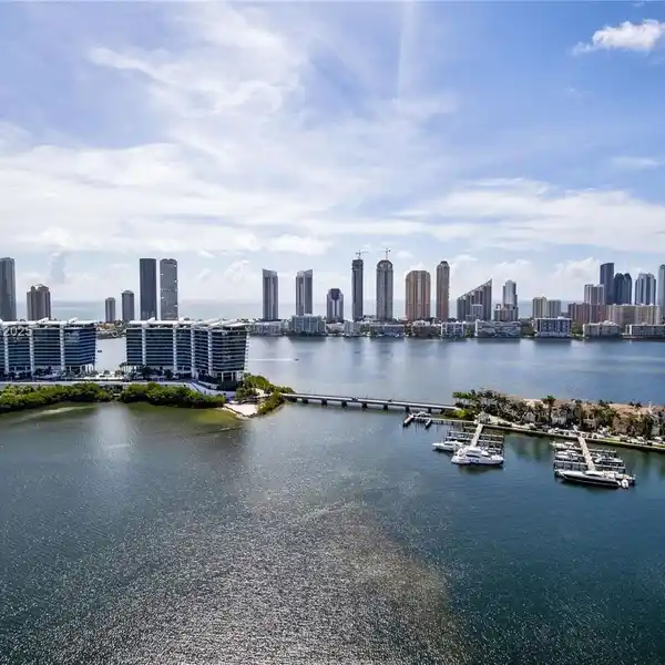 PENINSULA ONE’S LOWER PENTHOUSE