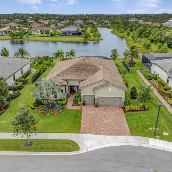UPGRADED LUXURY ESTATE IN ANCIENT TREE