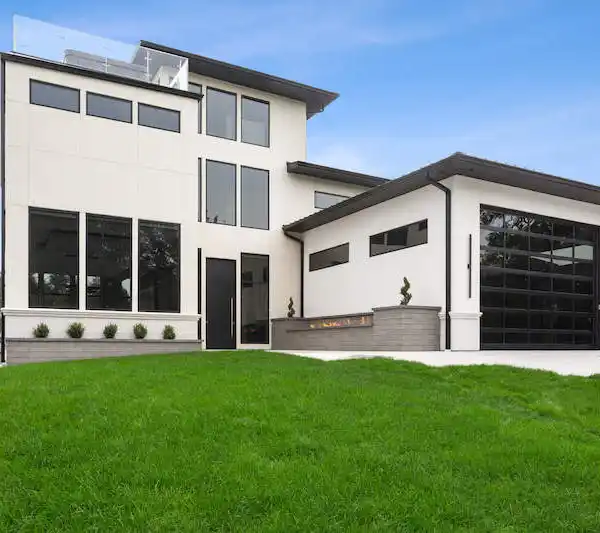 DRAMATIC MODERN LUXURY HOME