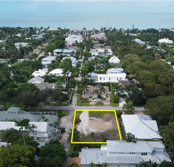 SPACIOUS LOT READY FOR LUXURY COASTAL HOME