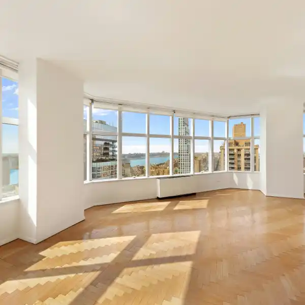 OVERSIZED CORNER RESIDENCE WITH BREATHTAKING VIEWS