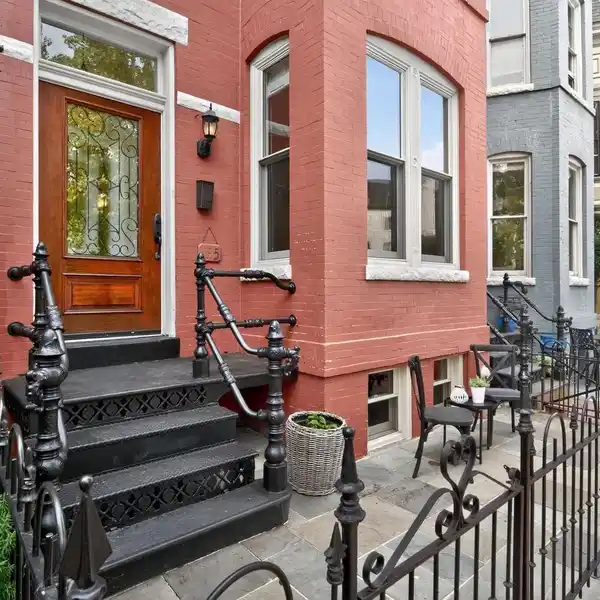 CHARMING ROWHOUSE WITH ORIGINAL HARDWOOD