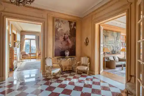 Exceptional Apartment in an Elegant Period Building