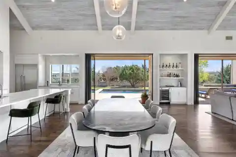 A Harmonious Blend of Sophistication and Resort-Style Living