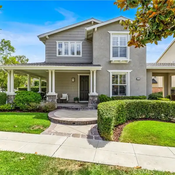TRADITIONAL CRAFTSMAN HOME IN OAK KNOLL VILLAGE