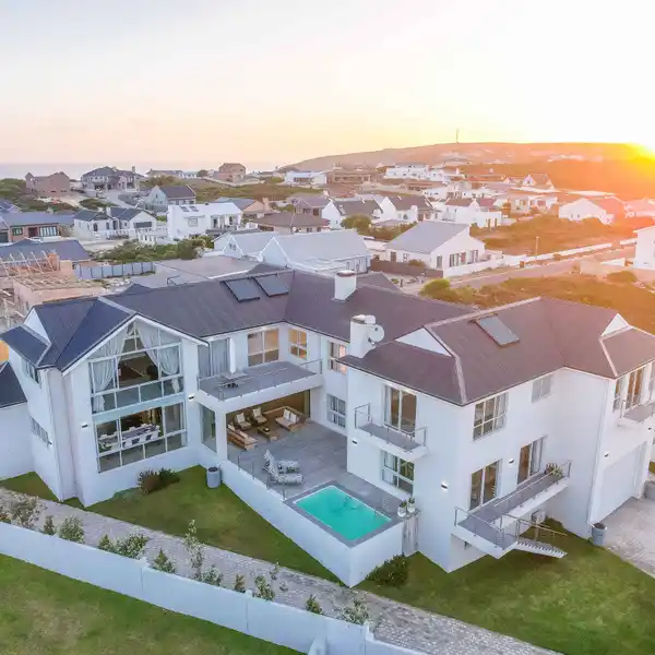 LUXURIOUSLY SPACIOUS LIVING IN STRUISBAAI