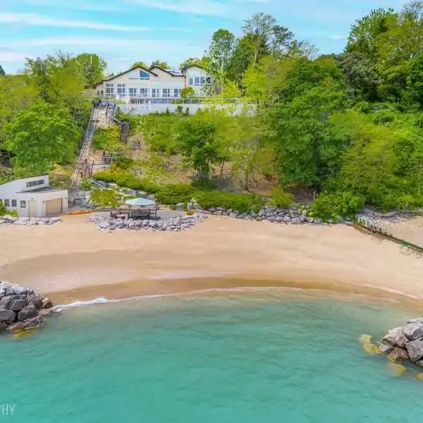 EXTRAORDINARY LAKEFRONT RESIDENCE