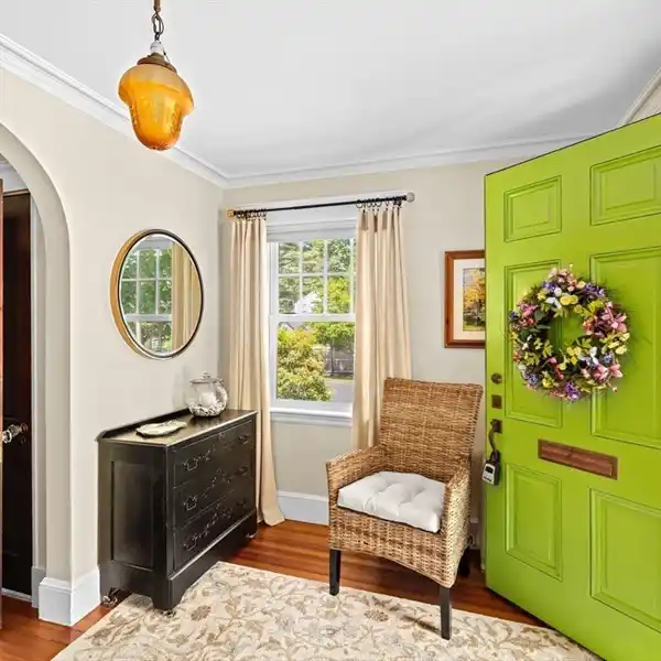 DUTCH GAMBREL BLENDING CLASSIC CHARM AND MODERN COMFORT