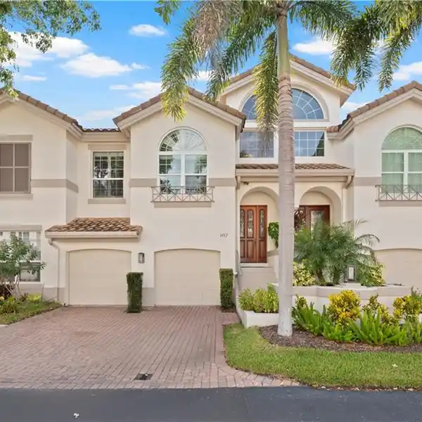 IMPECCABLY MODERN SECOND-FLOOR RETREAT