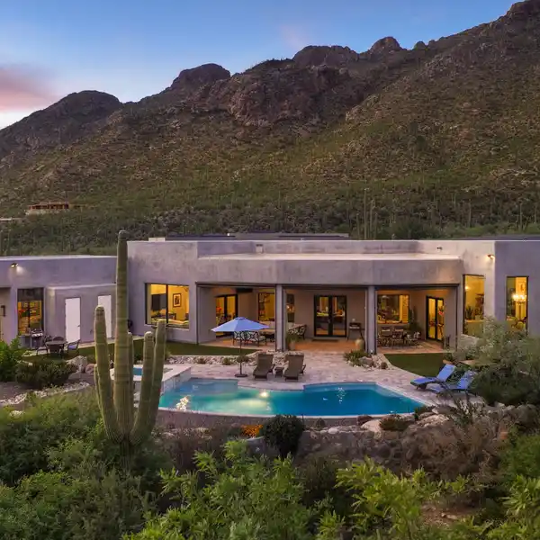 MODERN ELEGANCE MEETS DESERT SERENITY