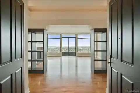 Exceptional Residence in Penterra Plaza