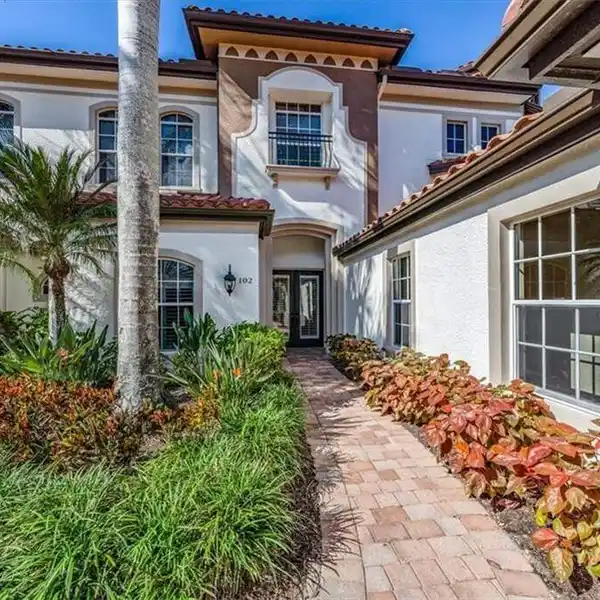 SPACIOUSNESS AND GRACE IN THE CENTER OF MEDITERRA