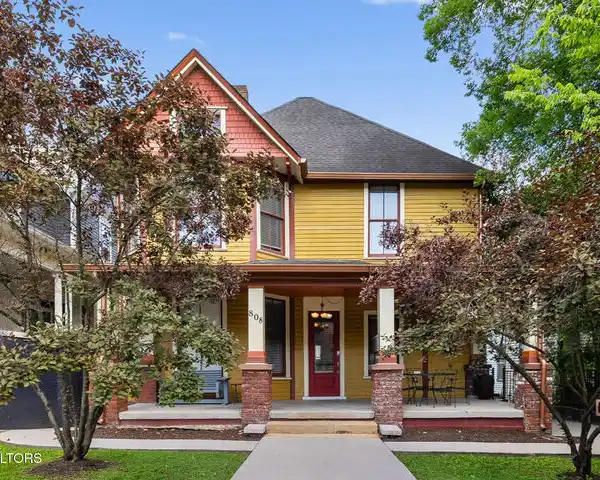 ELEGANT 1899 HOME STEPS FROM DOWNTOWN