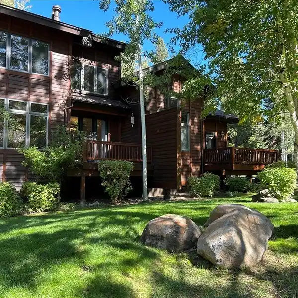 BEAUTIFUL TOWNHOME IN THE THIRD CREEK COMPLEX
