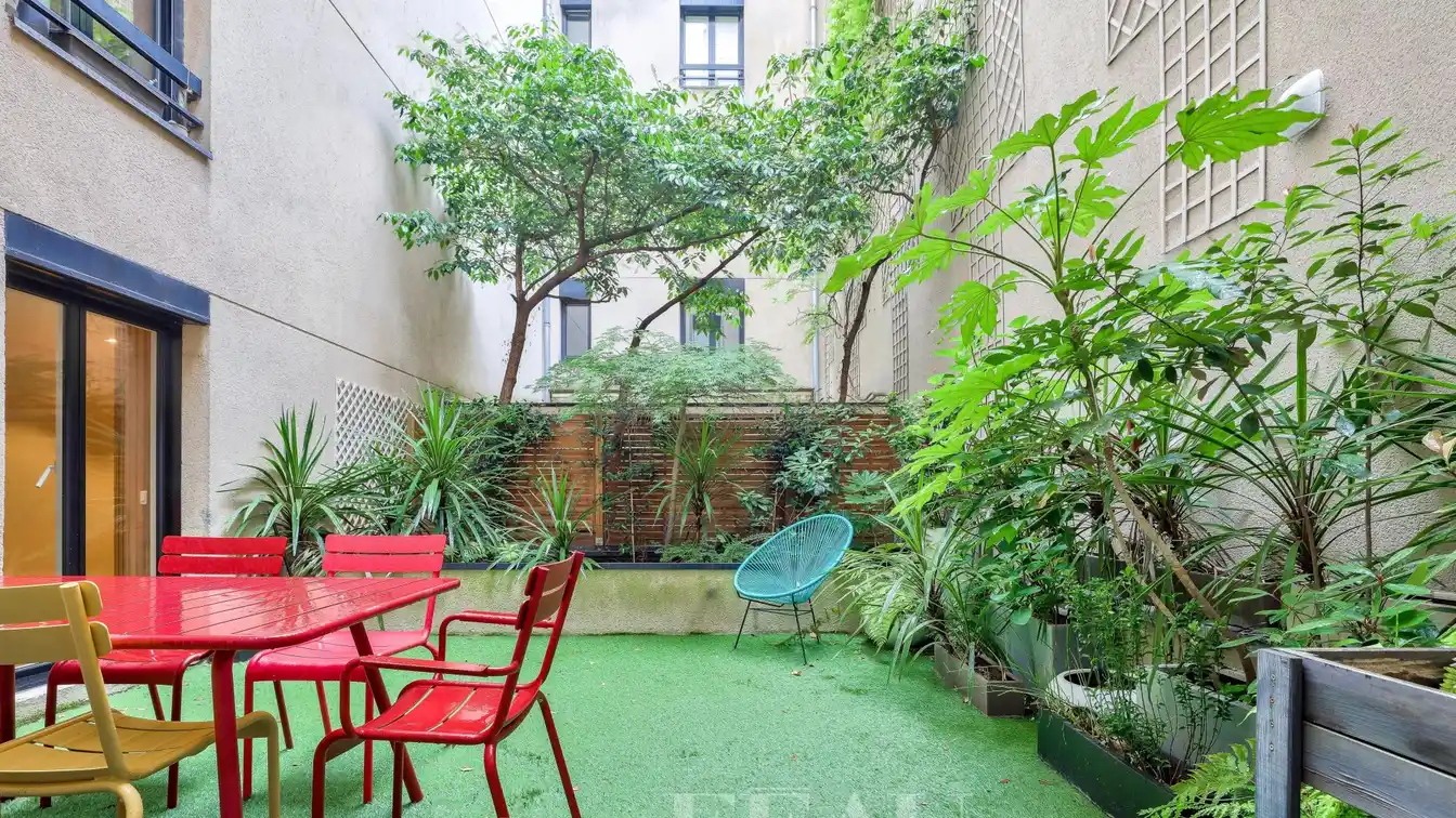 First Floor Apartment Near Bon Marché