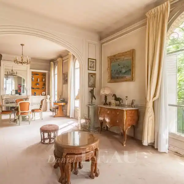 FINELY DETAILED APARTMENT WITH LEAFY SURROUNDS