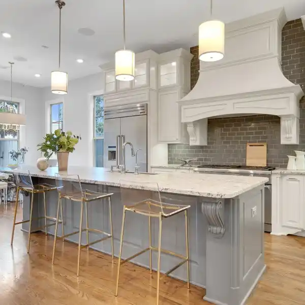 SOPHISTICATED LIVING IN AN UNBEATABLE LOCATION
