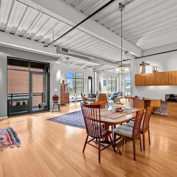 ELEGANT DOWNTOWN CORNER UNIT