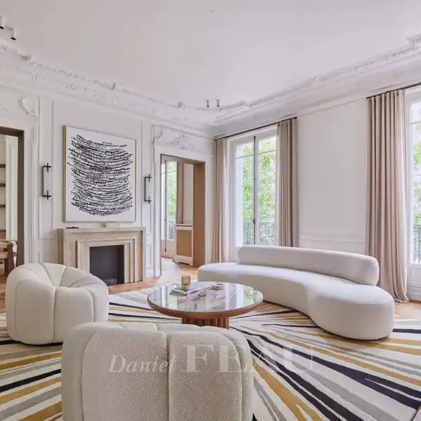 LUMINOUS LUXURY APARTMENT