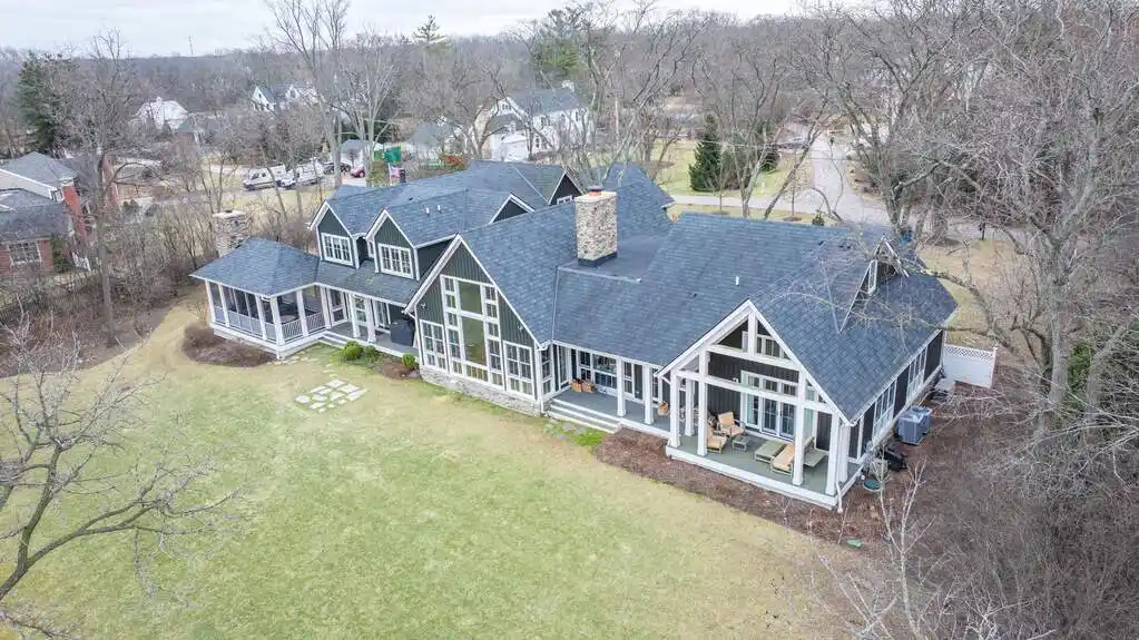 Privacy and Elegance on a Premier Street
