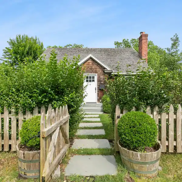 DARLING COTTAGE IN EAST HAMPTON