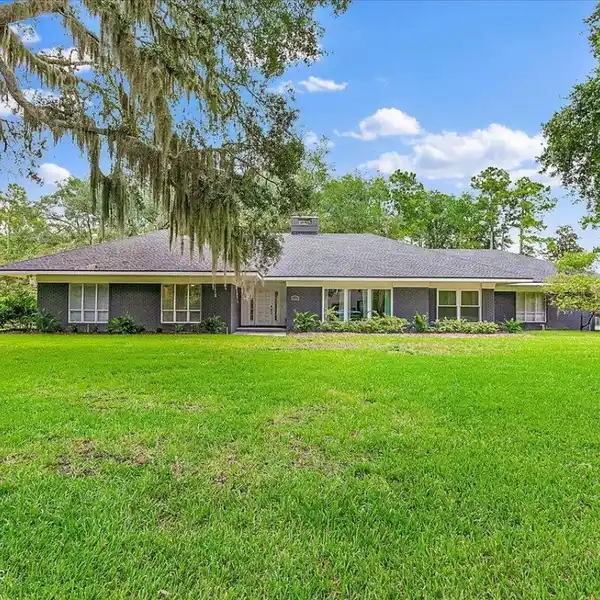 FULLY UPDATED DEERWOOD COUNTRY CLUB RESIDENCE