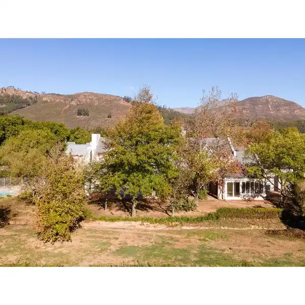 SPACIOUS ESTATE WITH STUNNING VIEWS