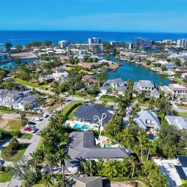 EXQUISITE COASTAL LIVING