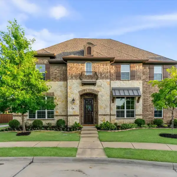 ESTATE-STYLE HOME ON AN OVERSIZED LOT IN MERCER CROSSING