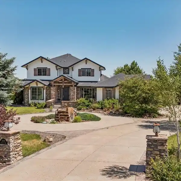 MAJESTIC HOME AT THE END OF A CUL-DE-SAC