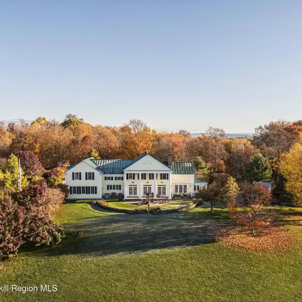 ELEGANT COUNTRY ESTATE WITH TIMELESS ARCHITECTURAL CHARM