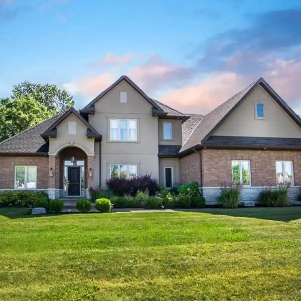 SPACIOUS RESIDENCE IN ROYAL HIGHLAND ESTATES