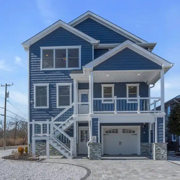 THE PINNACLE OF LUXURY WATERFRONT LIVING