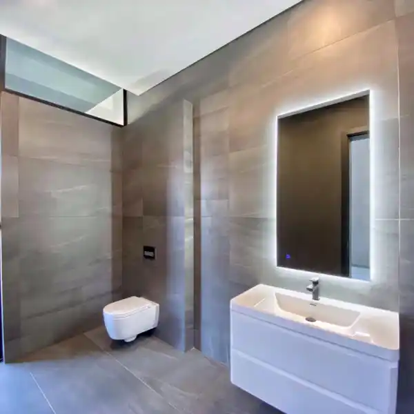 HIGH-TECH ELEGANCE IN GATED ESTATE