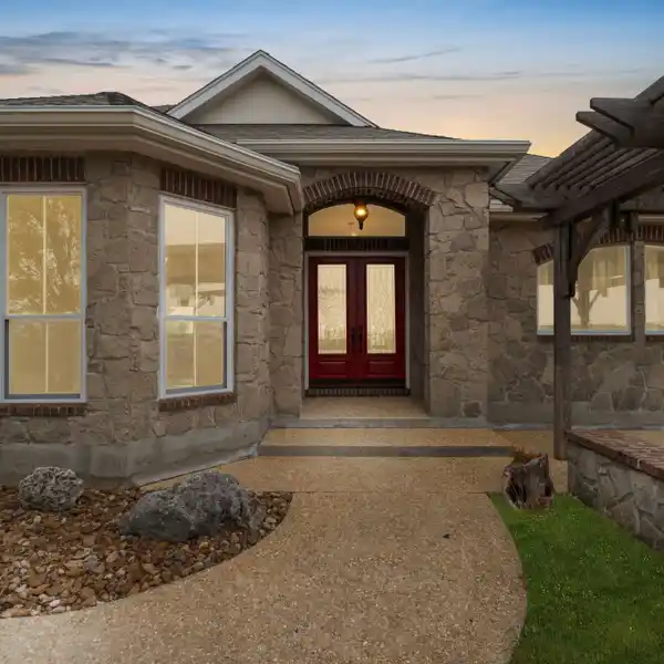 PRIVATE FIVE-ACRE LUXURIOUS HOME