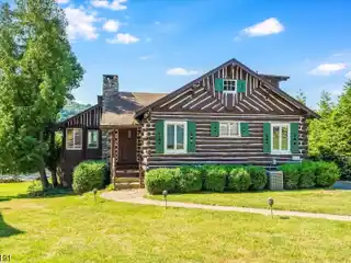 Stunning Crane-Style Home on Lake Mohawk