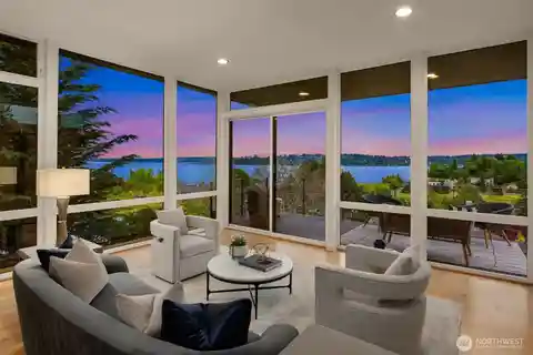 Inspiring Contemporary Home on the Crest of a Ridge