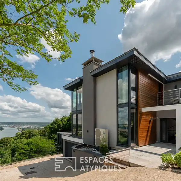 CUBIC CONTEMPORARY HOME IN AN ELEVATED SETTING