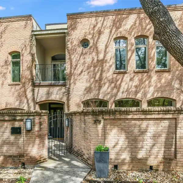 SOPHISTICATED LIVING IN THE HEART OF TARRYTOWN