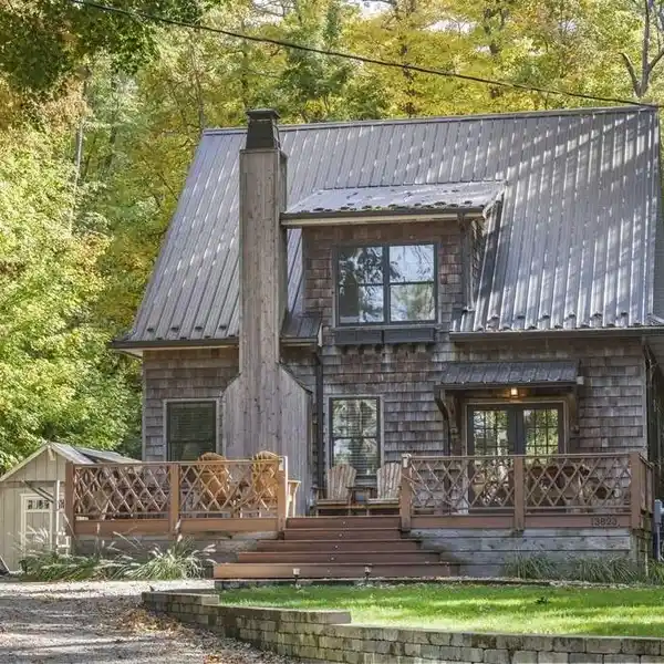 LAKESIDE LUXURY WITH POOL, SPA, AND CHARM