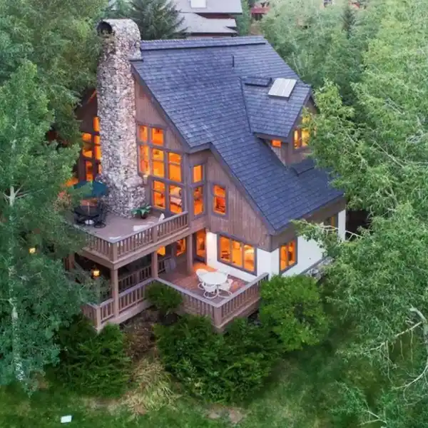 MOUNTAIN RETREAT WITH MODERN ELEGANCE