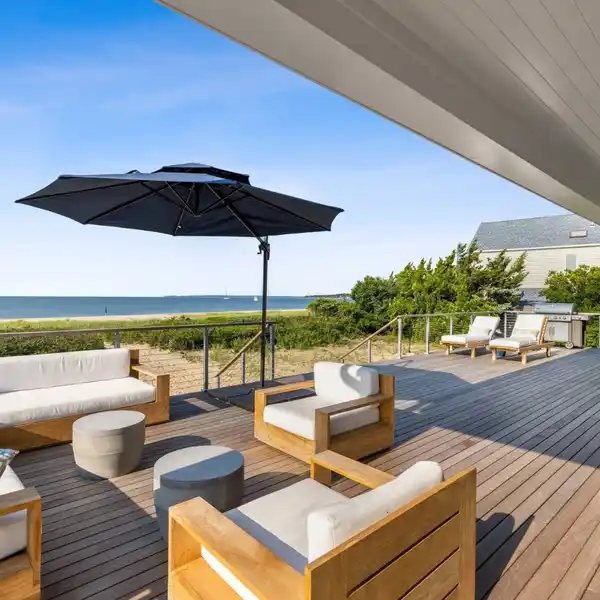 STUNNING NEW CONSTRUCTION DIRECTLY ON GARDINERS BAY