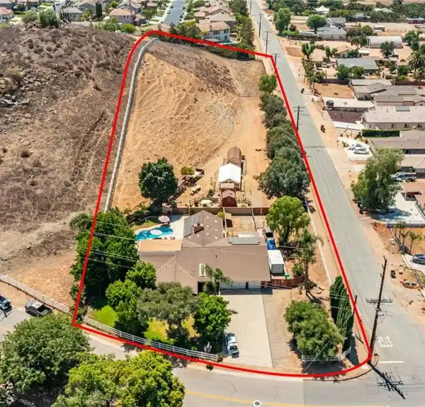 EQUESTRIAN PARADISE ON TWO PREMIUM ACRES