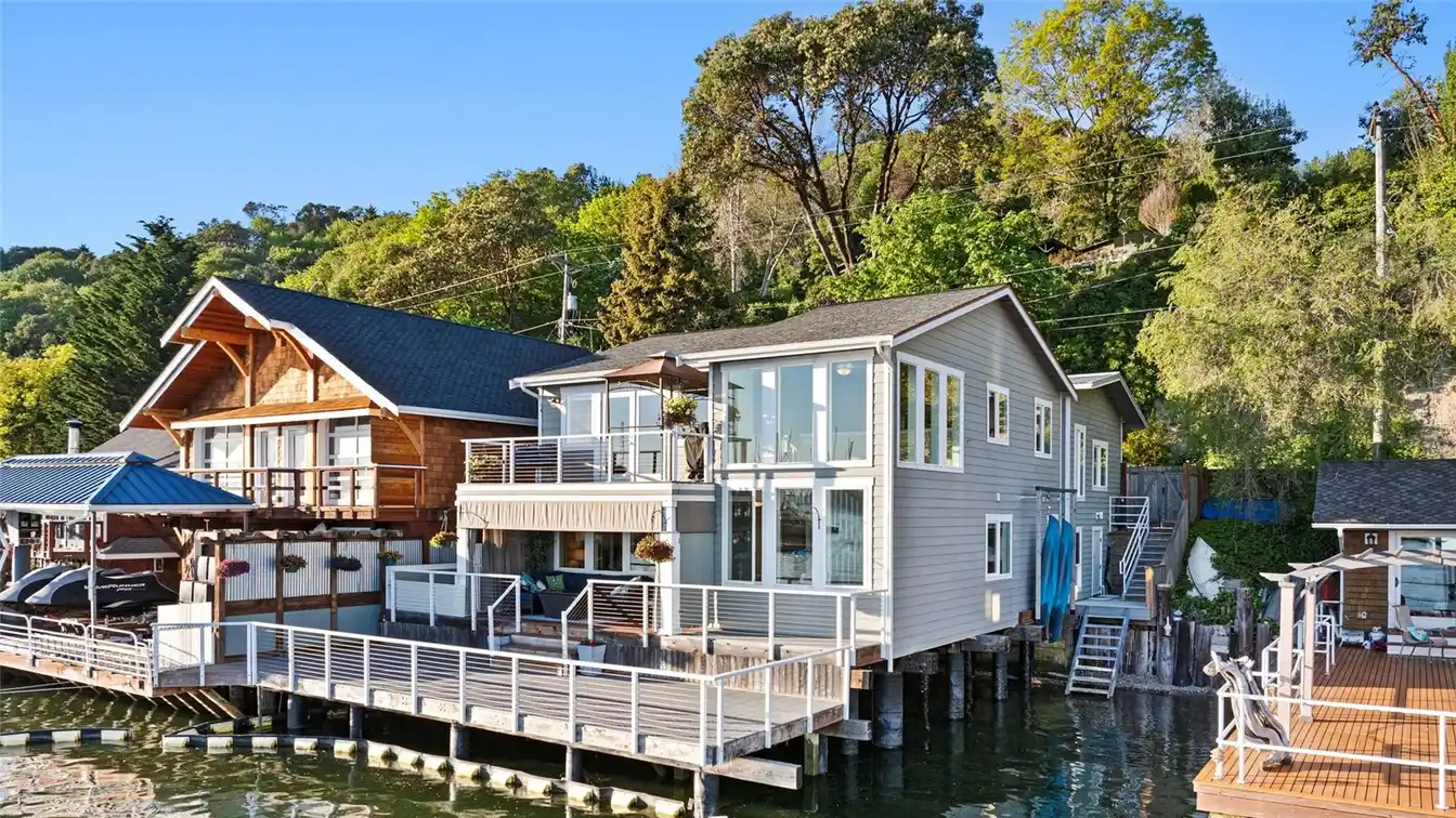 Experience Pnw Bliss in This Spectacular Residence